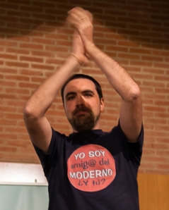 El autor del texto, con una camiseta en defensa del Teatro Moderno. 