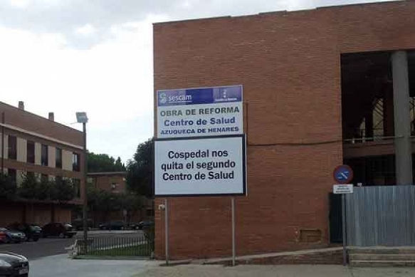 Cartel en el centro de salud de Azuqueca. // Foto: Ayuntamiento de Azuqueca.
