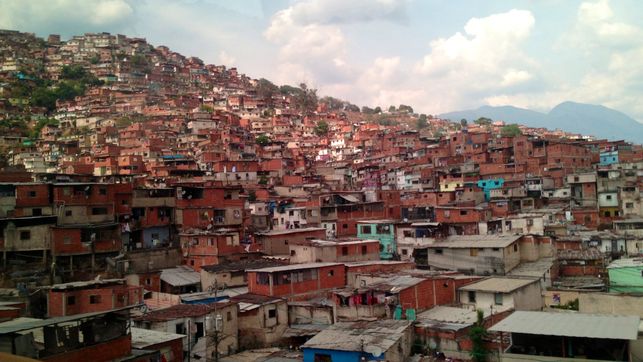 Favelas en una gigantesca barriada de Caracas // Foto: Olga Rodríguez