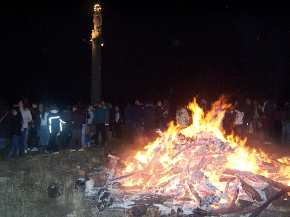 Los molineses encienden una gran hoguera a los pies del monumento erigido con motivo del centenario del Dogma de Fe de la Inmaculada Concepción. // Foto: M.P.
