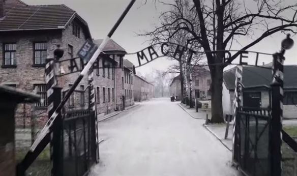 Entrada del campo de concentración de Auschwitz, con la inscripción "El trabajo os hará libres"