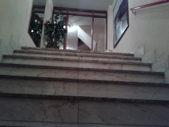 Una empinada escalera impide a Rafa salir a la calle.//Foto: Ana María Ruiz