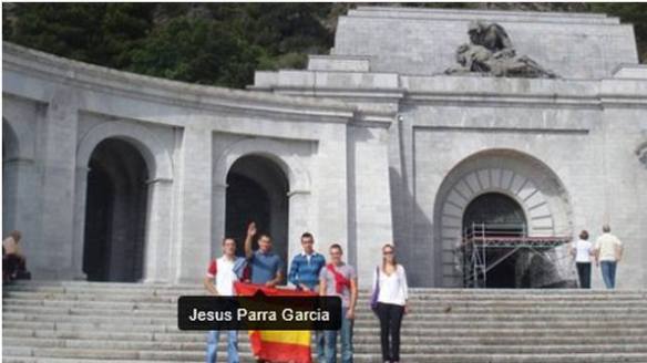 Imagen de Jesús Parra haciendo el saludo fascista en el Valle de los Caídos