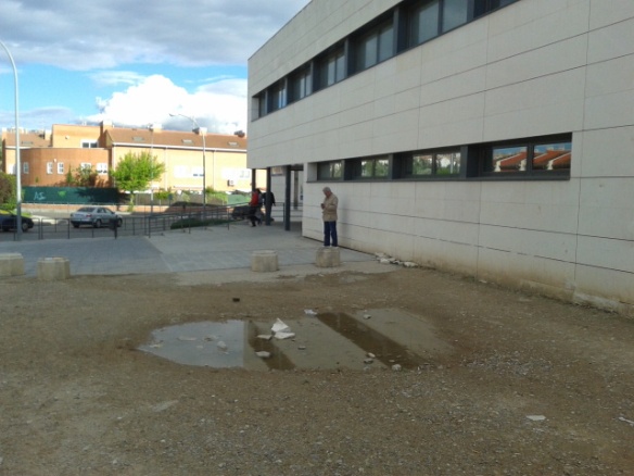 Una de las piscinas que han de sortear los usuarios para acceder al Centro los días de lluvia.//Foto: Ana María Ruiz