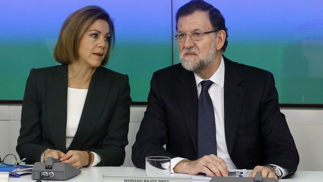 Cospedal y Rajoy, durante su comparecencia en Génova en la que reconocieron que no han sabido comunicar.//Foto: Telecinco.es