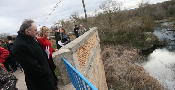 Otra parada de la delegación investigadora a orillas del Tajo, junto a la consejera de Fomento, Elena de la Cruz. 