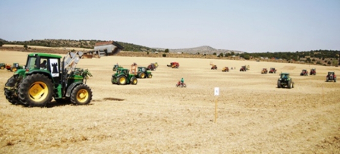 Imagen de la I edición de Ajedrez de Tractores celebrada en Hinojosa (Guadalajara), en 2012. Foto://Nueva Alcarria.