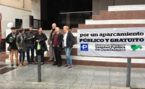 15.000 personas ya han firmado en favor de la gratuidad del párking del Hospital de Guadalajara, gracias a la plataforma en defensa de la sanidad pública. // Foto: Guadaqué