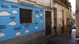 Mural de acogida en una de las calles de Riace. Foto:// El Español