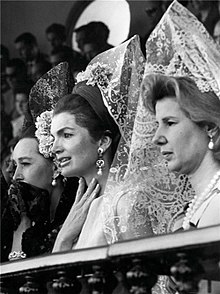 Aline Griffith (izquierda) junto a Jacqueline Kennedy (centro) y Cayetana Fitz-James Stuart, duquesa de Alba (derecha)