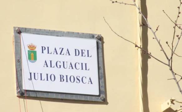 Placa de la Plaza del Alguacil Julio Biosca. // Foto: Ayuntamiento de Cabanillas