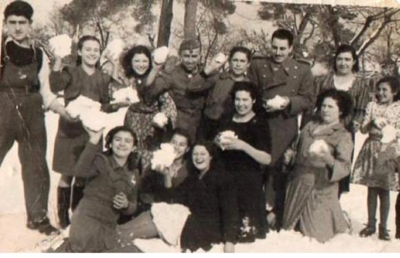 12 de enero de 1942, parque de La Concordia. Pilar Gómez Fraile -con vestido estampado- y sus vecinos de Capitán Boixareu Rivera, 80. Bajo ella, a la derecha, su hermana María.